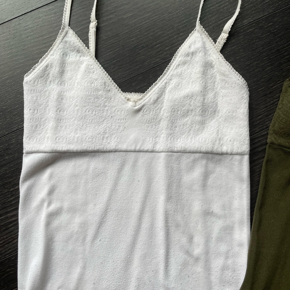 ⭐️3/$50 Lot of 2 XS/S Seamless Guess Tanks Built in Bra - Picture 2 of 14